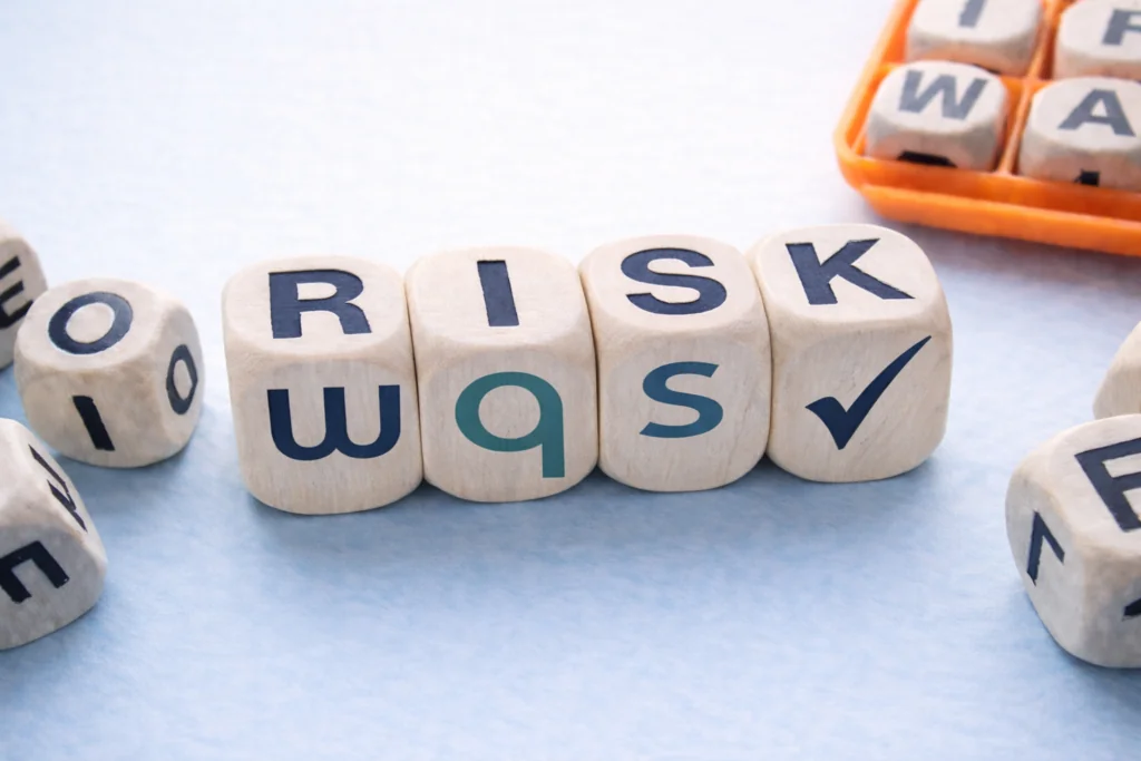 The risk classification of medical devices is one of the key steps in the approval process in Europe under Regulation (EU) 2017/745 (MDR) and describes the classification of a medical device according to the potential risk to patients and users. This classification significantly determines the regulatory effort involved, from technical documentation and clinical evaluations to market launch. The FDA cites risk management as the most frequently cited finding under the new QMSR.
